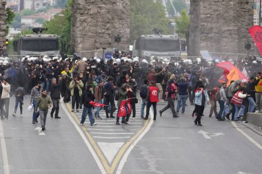 ISTANBUL, TURKIYE - MAYIS 01, 2024: Uluslararası İşçi Bayramı 'nda protestocular Taksim' e yürümek istiyor