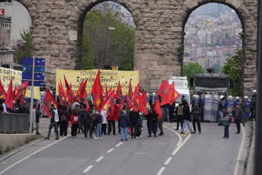 ISTANBUL, TURKIYE - MAYIS 01, 2024: Uluslararası İşçi Bayramı 'nda protestocular Taksim' e yürümek istiyor