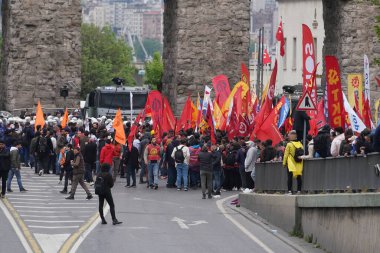 ISTANBUL, TURKIYE - MAYIS 01, 2024: Uluslararası İşçi Bayramı 'nda protestocular Taksim' e yürümek istiyor