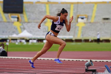 IZMIR, TURKIYE - 25 Mayıs 2024: İzmir Atatürk Stadyumu 'nda düzenlenen Balkan Atletizm Şampiyonası sırasında koşan tanımlanamayan sporcu