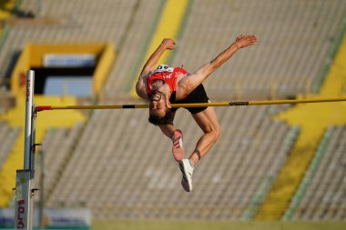 IZMIR, TURKIYE - 25 Mayıs 2024: İzmir Atatürk Stadyumu 'nda düzenlenen Balkan Atletizm Şampiyonası sırasında tanımlanamayan yüksek atlama
