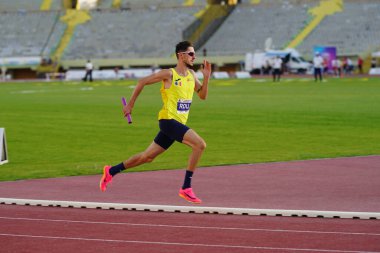 IZMIR, TURKIYE - 25 Mayıs 2024: İzmir Atatürk Stadyumu 'nda düzenlenen Balkan Atletizm Şampiyonası sırasında koşan tanımlanamayan atlet