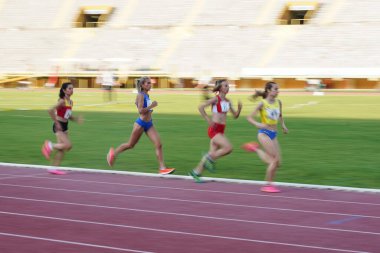 IZMIR, TURKIYE - 25 Mayıs 2024: Balkan Atletizm Şampiyonası sırasında İzmir Atatürk Stadyumu 'nda koşan sporcular