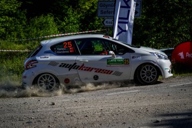 BURSA, TURKIYE - 18 Mayıs 2024: Bursa Rallisi 'nde ralli araba yarışı