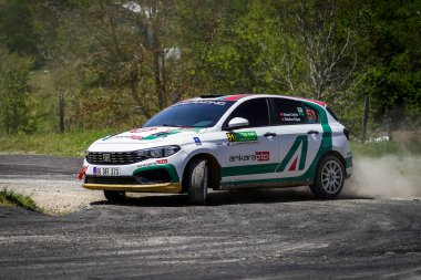 BURSA, TURKIYE - 18 Mayıs 2024: Bursa Rallisi 'nde ralli araba yarışı