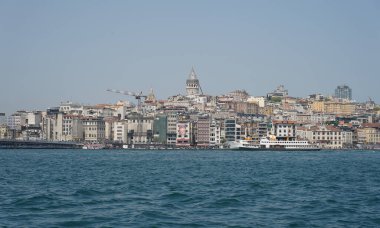 İSTANBUL, TURKIYE - 13 Nisan 2024: Karaköy Bölgesi 'ndeki Galata Kulesi. Kule 1348 'de yapıldı.