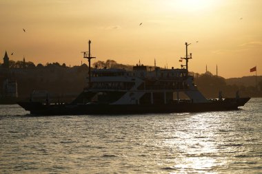 İSTANBUL, TURKIYE - 13 Nisan 2024: IDO Feribotu İstanbul 'un Avrupa' dan Asya tarafına geçiyor.