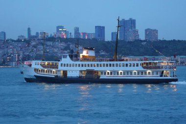 İSTANBUL, TURKIYE - 23 Nisan 2024: İstanbul 'un iki yakası arasında insan taşıyan feribot