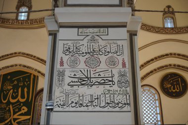 BURSA, TURKIYE - 30 Haziran 2023: Bursa Büyük Camii, Ulu Camii Bursa Şehri. Cami, mimar Ali Neccar tarafından 1396-1399 yıllarında tasarlanıp inşa edilmiştir.