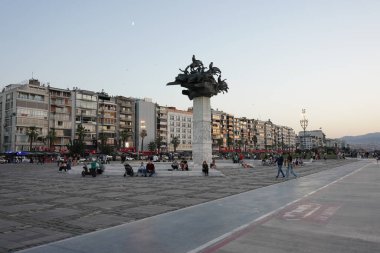 İzmir, TURKIYE - 21 Ekim 2023: Gundogdu Meydanı 'nda Cumhuriyet Ağacı Heykeli, Alsancak
