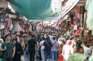 İSTANBUL, TÜRKİYE - 3 Temmuz 2023: Tahtakale, İstanbul 'da İnsan Alışverişi