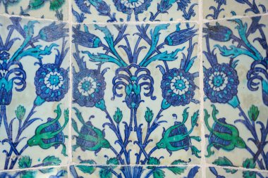 İSTANBUL, TÜRKİYE - HAZİRAN 03, 2023: Eminonu Rustem Pasa Camii 'ndeki Mavi Döşeme