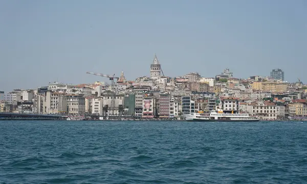 İSTANBUL, TURKIYE - 13 Nisan 2024: Karaköy Bölgesi 'ndeki Galata Kulesi. Kule 1348 'de yapıldı.