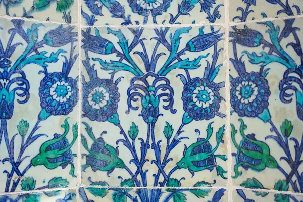 İSTANBUL, TÜRKİYE - HAZİRAN 03, 2023: Eminonu Rustem Pasa Camii 'ndeki Mavi Döşeme