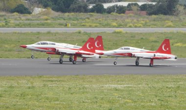 ISTANBUL, TURKIYE - 29 Nisan 2023: Türk Yıldızları ve Türk Hava Kuvvetleri akrobatik gösteri ekibi İstanbul Teknofest sırasında İstanbul Atatürk Havalimanı 'nda sergilendi