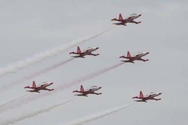 ISTANBUL, TURKIYE - 29 Nisan 2023: Türk Yıldızları ve Türk Hava Kuvvetleri akrobatik gösteri ekibi İstanbul Teknofest sırasında İstanbul Atatürk Havalimanı 'nda sergilendi