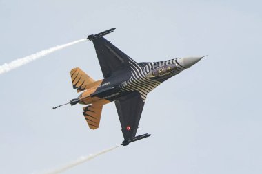 İSTANBUL, TÜRKİYE - 29 Nisan 2023: SOLOTURK, Türk Hava Kuvvetleri Generali Dinamik F-16C İstanbul Teknofest sırasında İstanbul Atatürk Havalimanı 'nda Falcon' da sergileniyor