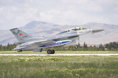 KONYA, TURKIYE - Mayıs 09, 2023: Türk Hava Kuvvetleri Lockheed Martin F-16D Fighting Falcon (4S-21) Anadolu Kartal Hava Kuvvetleri Tatbikatı sırasında Konya Havalimanı 'na indi