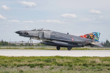 KONYA, TURKIYE - MAYIS 09, 2023: Türk Hava Kuvvetleri McDonnell Douglas F-4E Terminator 2020 (4576) Anadolu Kartal Hava Kuvvetleri Tatbikatı sırasında Konya Havalimanı 'ndan kalkış