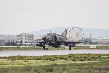 KONYA, TURKIYE - Mayıs 09, 2023: Türk Hava Kuvvetleri McDonnell Douglas F-4E Fantom II (5009) Anadolu Kartal Hava Kuvvetleri Tatbikatı sırasında Konya Havalimanı 'na indi