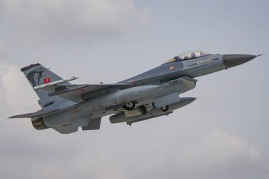 KONYA, TURKIYE - MAYIS 09, 2023: Türk Hava Kuvvetleri Generali Dinamik F-16C Fighting Falcon (HC-28) Anadolu Kartal Hava Kuvvetleri Tatbikatı sırasında Konya Havalimanı 'ndan havalandı