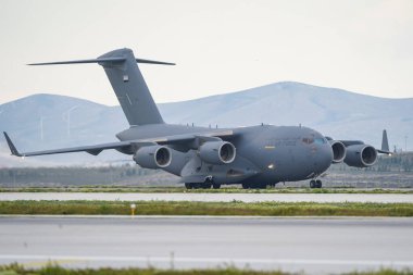 KONYA, TURKIYE - MAYIS 09, 2023: Birleşik Arap Emirlikleri Hava Kuvvetleri Boeing C-17A Globemaster III (F-238-UE-3) Anadolu Kartal Hava Kuvvetleri Tatbikatı sırasında Konya Havalimanı 'nda taksicilik