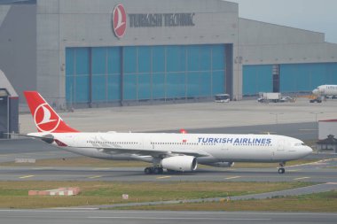 ISTANBUL, TURKIYE - 17 Haziran 2023: Türk Havayolları Airbus A330-343X (1228) İstanbul Uluslararası Havaalanına indi