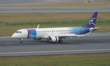 ISTANBUL, TURKIYE - 17 Haziran 2023: Air Montenegro Embraer 195LR (180) İstanbul Uluslararası Havaalanına indi