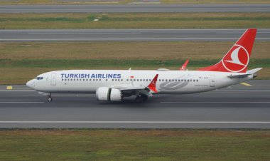 ISTANBUL, TURKIYE - 17 Haziran 2023: Türk Havayolları Boeing 737-8MAX (60042) İstanbul Uluslararası Havaalanına indi