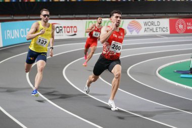 İSTANBUL, TURKIYE - 10 Şubat 2024: Atakoy Atletizm Arenasında Balkan Atletizm Şampiyonası sırasında koşan sporcular