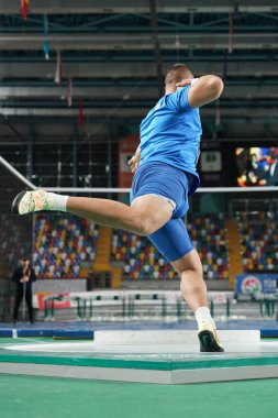 İSTANBUL, TURKIYE - 10 Şubat 2024: Balkan Atakoy Atletizm Şampiyonası sırasında vurulan tanımlanamayan sporcu