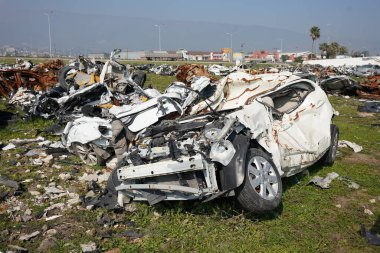 HATAY, TURKIYE - 26 Şubat 2024: 6 Şubat 2023 Hatay Depremleri sırasında ezilen araçlar