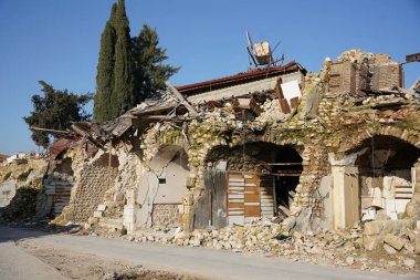 HATAY, TURKIYE - 26 Şubat 2024: Hatay 'da 6 Şubat 2023 depremlerinden sonra hasar gören binalar