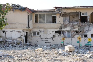 HATAY, TURKIYE - 26 Şubat 2024: Hatay 'da 6 Şubat 2023 depremlerinden sonra hasar gören binalar