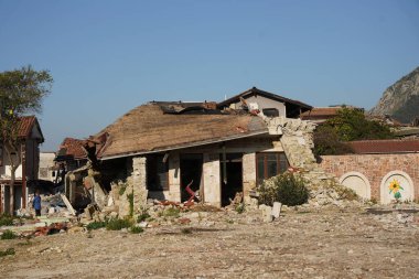 HATAY, TURKIYE - 26 Şubat 2024: Hatay 'da 6 Şubat 2023 depremlerinden sonra hasar gören binalar