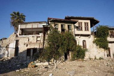 HATAY, TURKIYE - 26 Şubat 2024: Hatay 'da 6 Şubat 2023 depremlerinden sonra hasar gören binalar