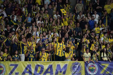 ISTANBUL, TURKIYE - 13 Nisan 2024: Eczacibasi Dynavit Türkiye Sultanlar Ligi 'nin Fenerbahçe Opet taraftarları Burhan Felek Spor Salonu' nda maç