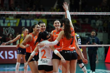 ISTANBUL, TURKIYE - 13 Nisan 2024: Eczacibasi Dynavit oyuncuları Burhan Felek Spor Salonu 'nda oynanan Fenerbahçe Opet Türkiye Sultanlar Ligi karşılaşmasında skor puanını kutluyorlar