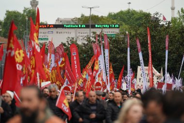 ISTANBUL, TURKIYE - MAYIS 01, 2024: Uluslararası İşçi Bayramı 'nda Sarachane' de insanlar yürüyüş yapıyor