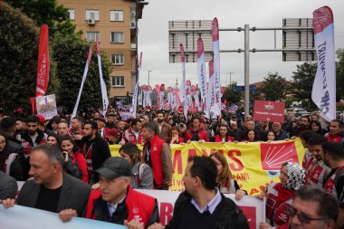 ISTANBUL, TURKIYE - MAYIS 01, 2024: Uluslararası İşçi Bayramı 'nda Sarachane' de insanlar yürüyüş yapıyor