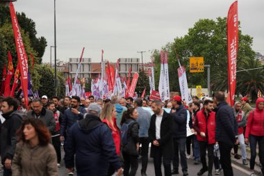 ISTANBUL, TURKIYE - MAYIS 01, 2024: Uluslararası İşçi Bayramı 'nda Sarachane' de insanlar yürüyüş yapıyor