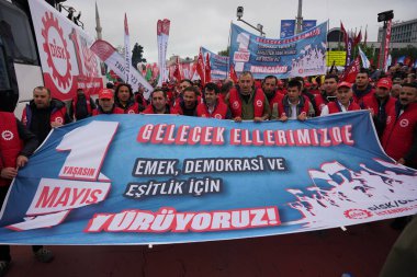 ISTANBUL, TURKIYE - MAYIS 01, 2024: Uluslararası İşçi Bayramı 'nda Sarachane' de insanlar yürüyüş yapıyor