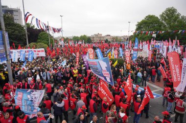 ISTANBUL, TURKIYE - MAYIS 01, 2024: Uluslararası İşçi Bayramı 'nda Sarachane' de insanlar yürüyüş yapıyor