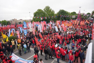 ISTANBUL, TURKIYE - MAYIS 01, 2024: Uluslararası İşçi Bayramı 'nda Sarachane' de insanlar yürüyüş yapıyor