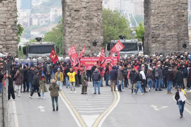 ISTANBUL, TURKIYE - MAYIS 01, 2024: Uluslararası İşçi Bayramı 'nda protestocular Taksim' e yürümek istiyor