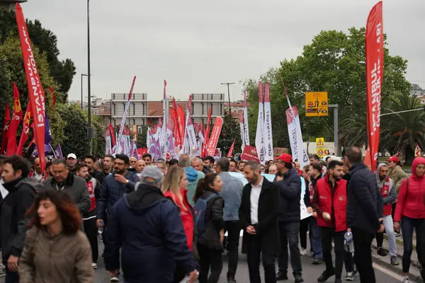 ISTANBUL, TURKIYE - MAYIS 01, 2024: Uluslararası İşçi Bayramı 'nda Sarachane' de insanlar yürüyüş yapıyor