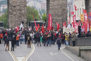 ISTANBUL, TURKIYE - MAYIS 01, 2024: Uluslararası İşçi Bayramı 'nda protestocular Taksim' e yürümek istiyor