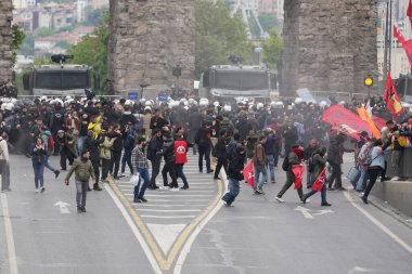 ISTANBUL, TURKIYE - MAYIS 01, 2024: Uluslararası İşçi Bayramı 'nda protestocular Taksim' e yürümek istiyor