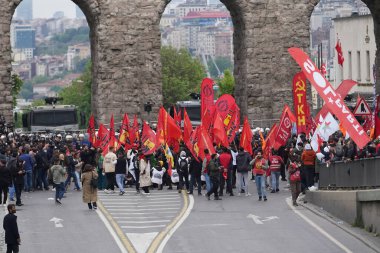 ISTANBUL, TURKIYE - MAYIS 01, 2024: Uluslararası İşçi Bayramı 'nda protestocular Taksim' e yürümek istiyor