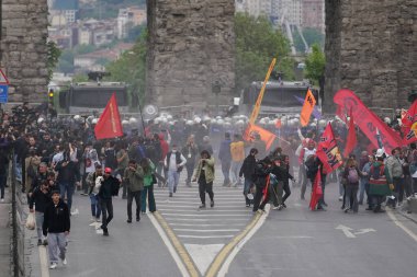 ISTANBUL, TURKIYE - MAYIS 01, 2024: Uluslararası İşçi Bayramı 'nda protestocular Taksim' e yürümek istiyor